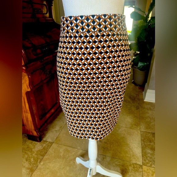 Ann Taylor pencil skirt size 0. Excellent condition. Zipper back kick flip - Picture 3 of 10